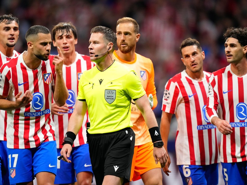 Hráči Atlética Madrid, druhý vľavo Dávid Hancko