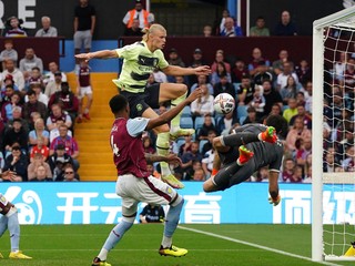 Erling Haaland strieľa gól v zápase Aston Villa - Manchester City.