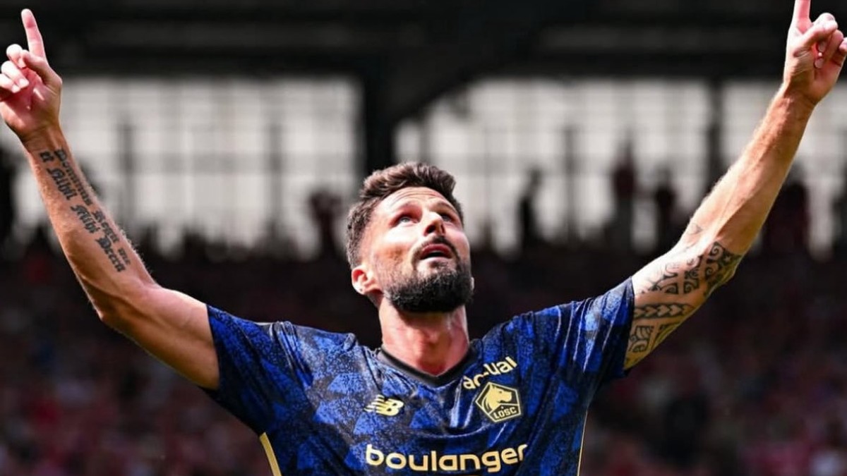 Olivier Giroud v drese OSC Lille oslavuje gól. 