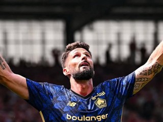 Olivier Giroud v drese OSC Lille oslavuje gól. 