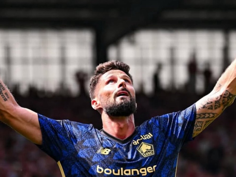Olivier Giroud v drese OSC Lille oslavuje gól. 