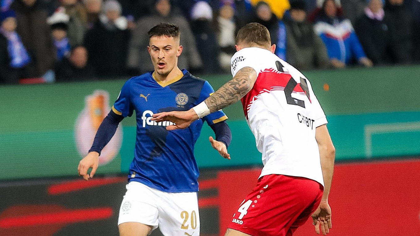 Adrián Kaprálik v drese Holstein Kiel.