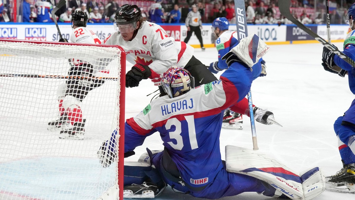 Samuel Hlavaj a Tyler Toffoli v zápase Slovensko - Kanada na MS v hokeji 2023.
