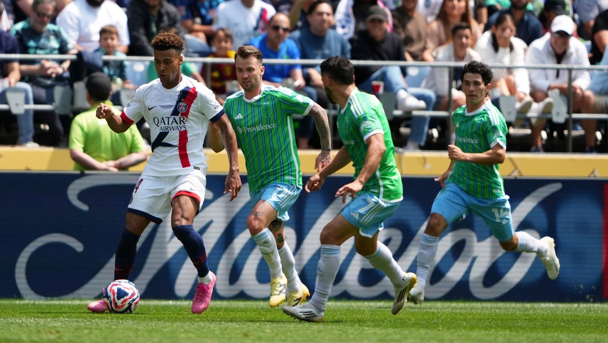 Albert Rusnák (druhý zľava) v zápase proti PSG