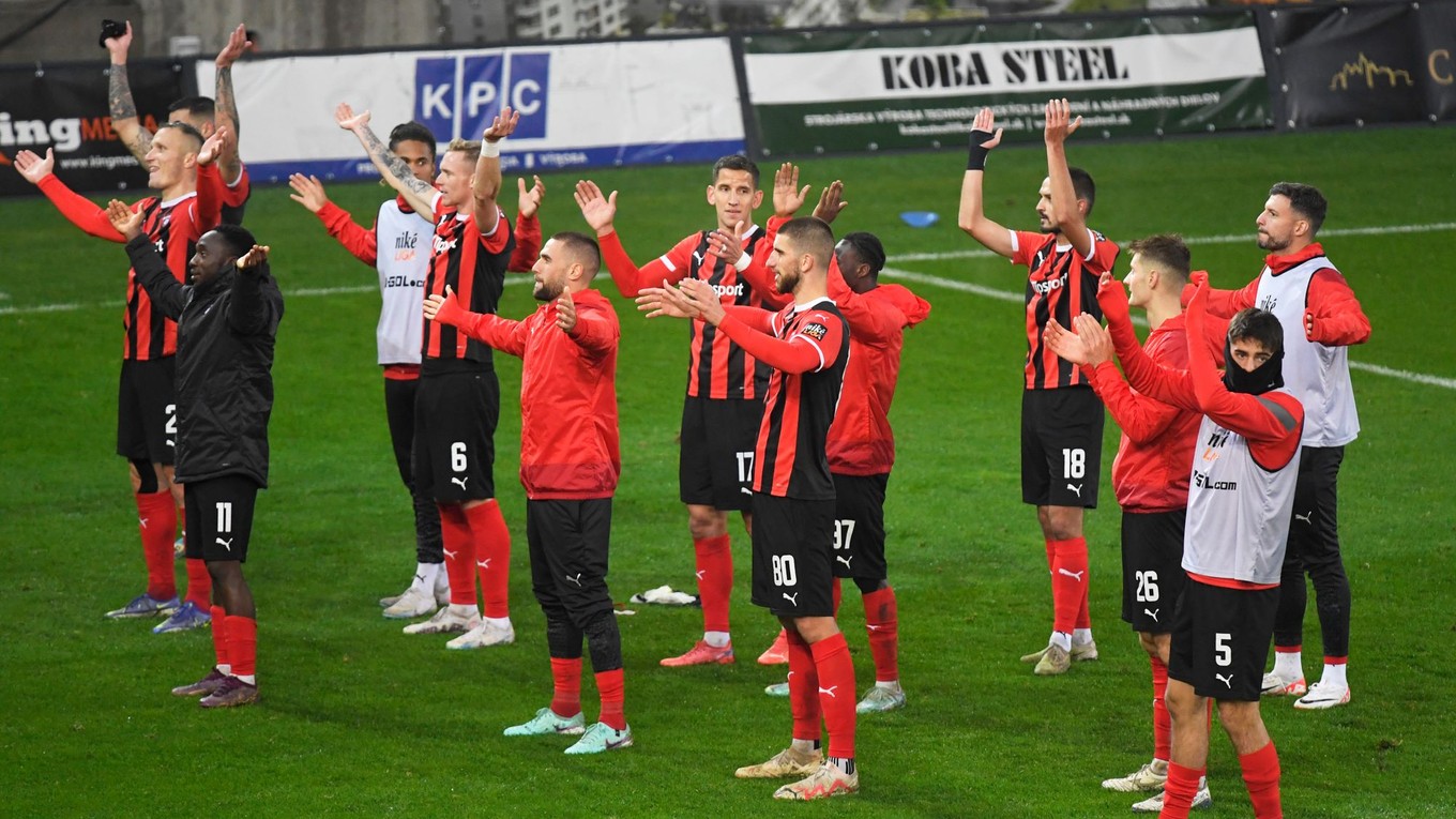 Hráči Spartaka Trnava ďakujú fanúšikom po víťazstve. 