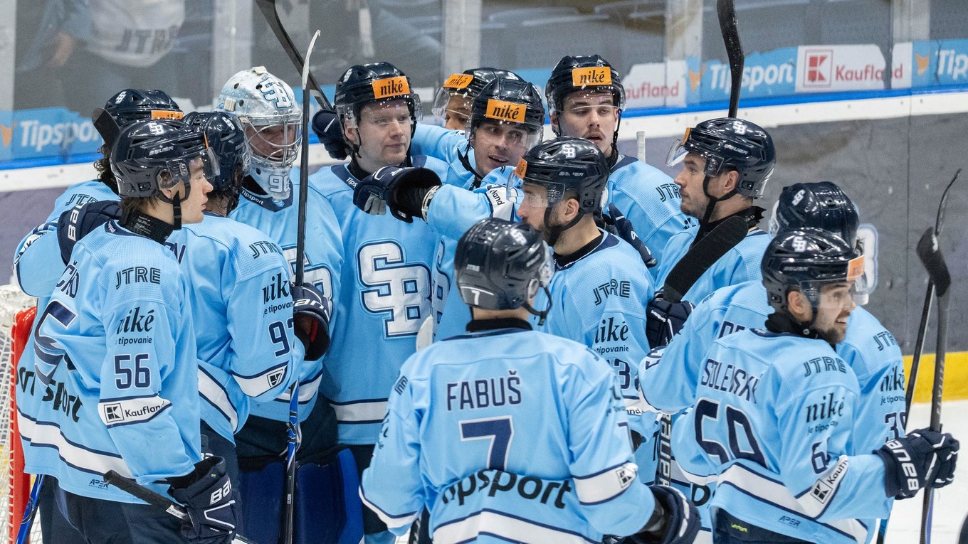Hokejisti Slovana oslavujú po víťazstve.