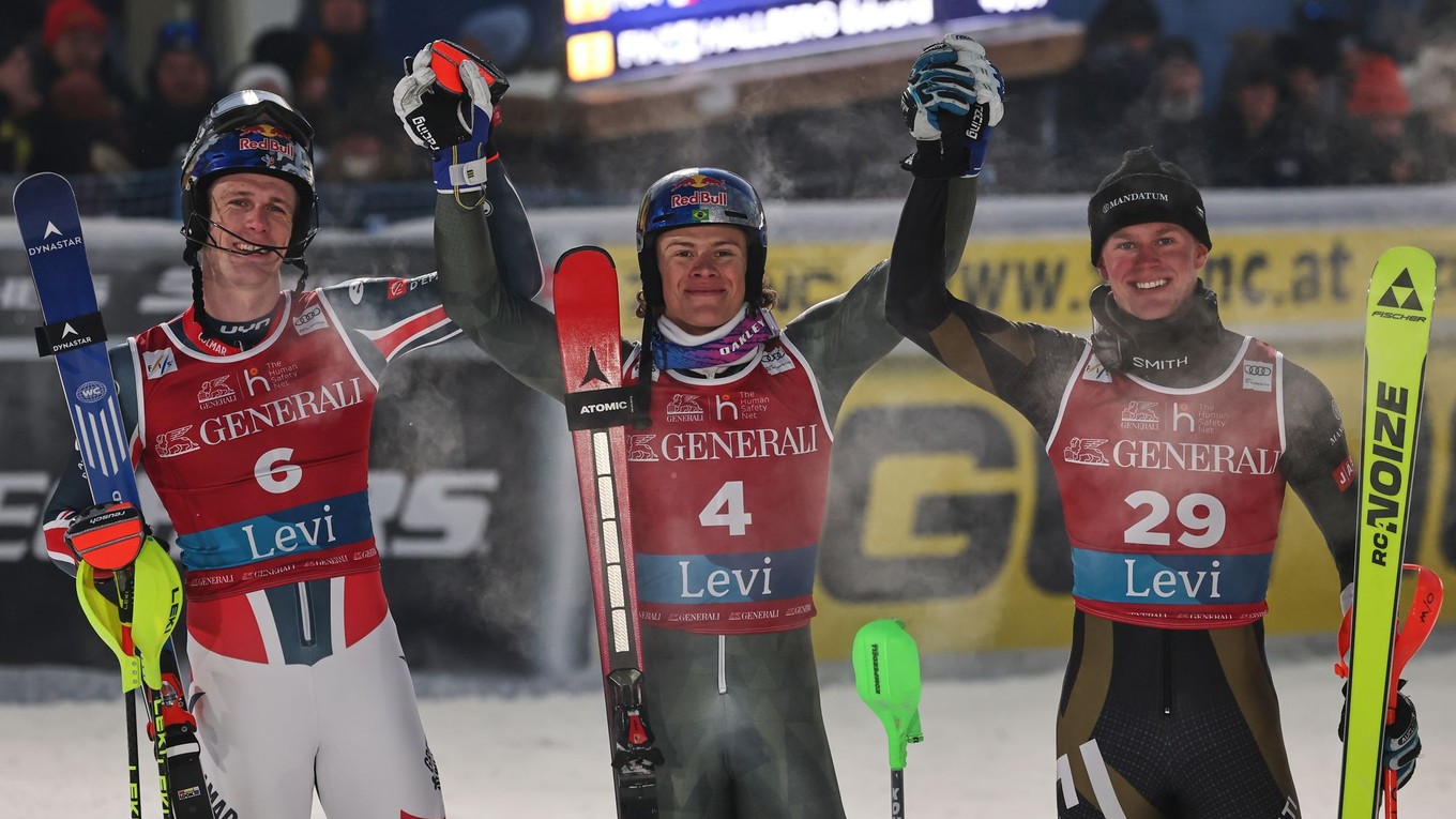 Lucas Braathen (v strede) oslavuje víťazstvo v Levi. Vľavo druhý Noel a vpravo tretí Hallberg