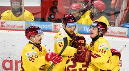 Hokejisti z Trenčína sa tešia z gólu.