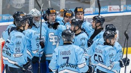 Hokejisti Slovana oslavujú po víťazstve.