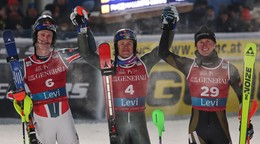 Lucas Braathen (v strede) oslavuje víťazstvo v Levi. Vľavo druhý Noel a vpravo tretí Hallberg