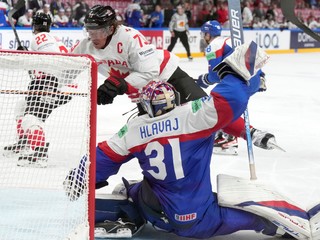 Samuel Hlavaj a Tyler Toffoli v zápase Slovensko - Kanada na MS v hokeji 2023.