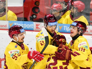 Hokejisti z Trenčína sa tešia z gólu.