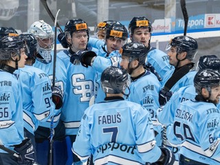 Hokejisti Slovana oslavujú po víťazstve.