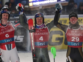 Lucas Braathen (v strede) oslavuje víťazstvo v Levi. Vľavo druhý Noel a vpravo tretí Hallberg