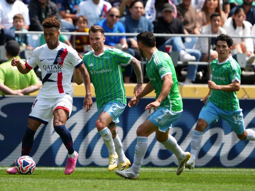 Albert Rusnák (druhý zľava) v zápase proti PSG