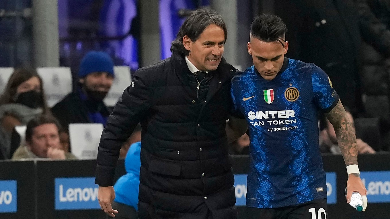 Útočník Interu Miláno Lautaro Martínez s trénerom Simonem Inzaghim. 