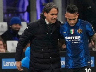 Útočník Interu Miláno Lautaro Martínez s trénerom Simonem Inzaghim. 
