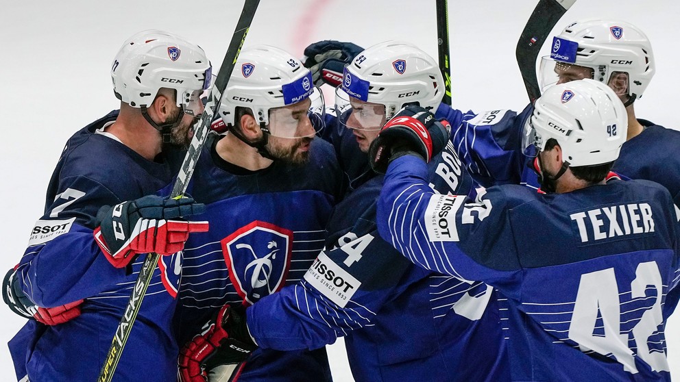Francúzski hokejisti sa tešia po strelenom góle na MS v hokeji 2022.