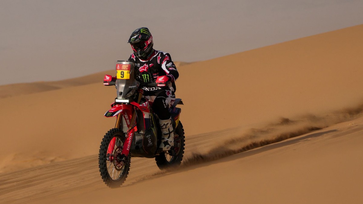 Americký motocyklista Ricky Brabec počas 12. etapy Rely Dakar z Al Henakijah do Janbu.