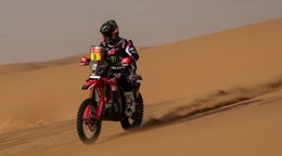 Americký motocyklista Ricky Brabec počas 12. etapy Rely Dakar z Al Henakijah do Janbu.