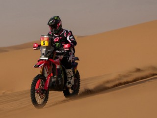 Americký motocyklista Ricky Brabec počas 12. etapy Rely Dakar z Al Henakijah do Janbu.