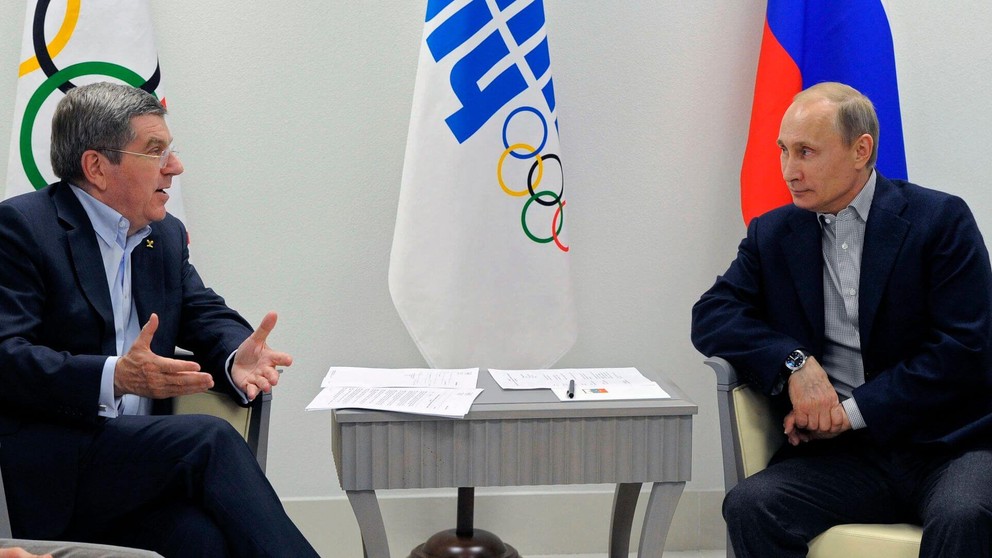 Ruský prezident Vladimir Putin (vľavo) a prezident MOV Thomas Bach na archívnej fotografii.