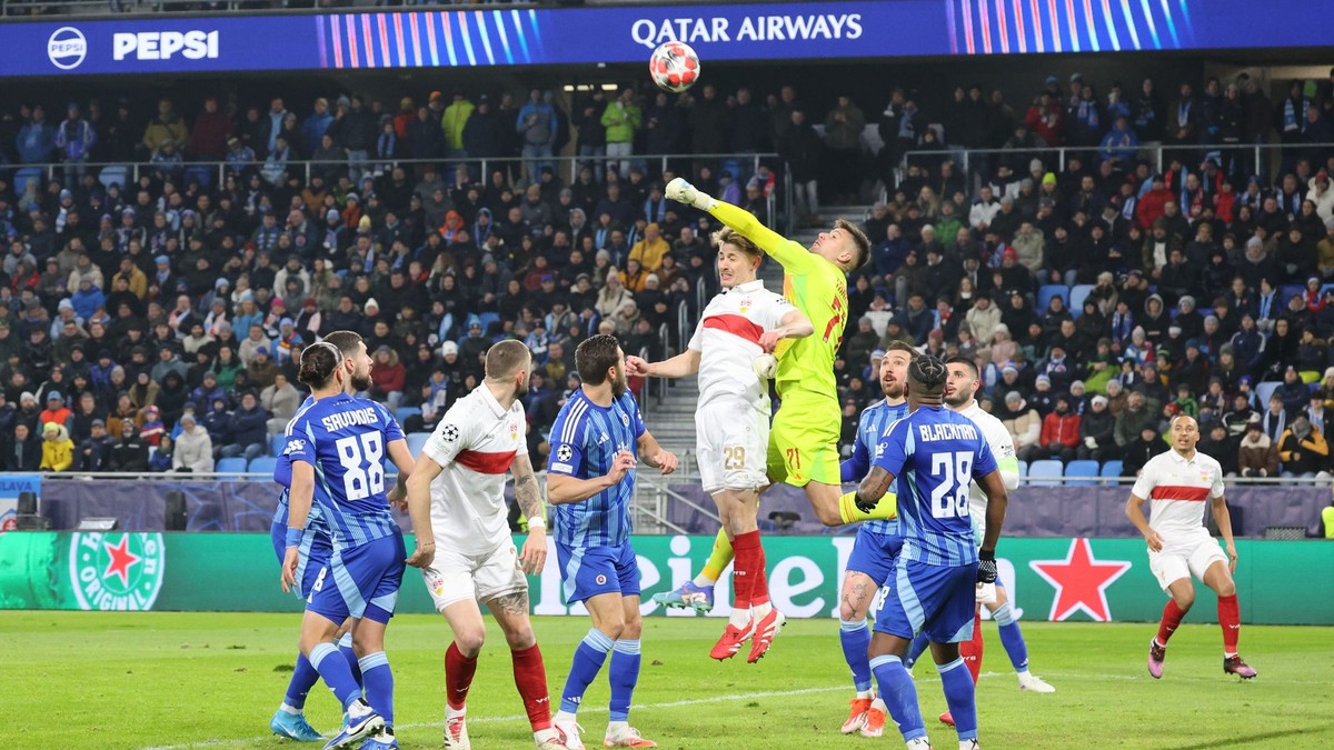 Momentka zo zápasu ŠK Slovan Bratislava - VfB Stuttgart v 7. kole ligovej fázy Ligy majstrov.
