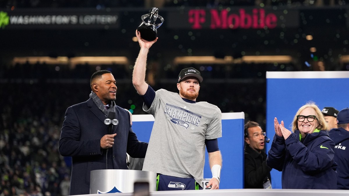 Quarterback tímu Seattle Seahawks Sam Darnold s trofejou pre víťaza konferencie NFC. 