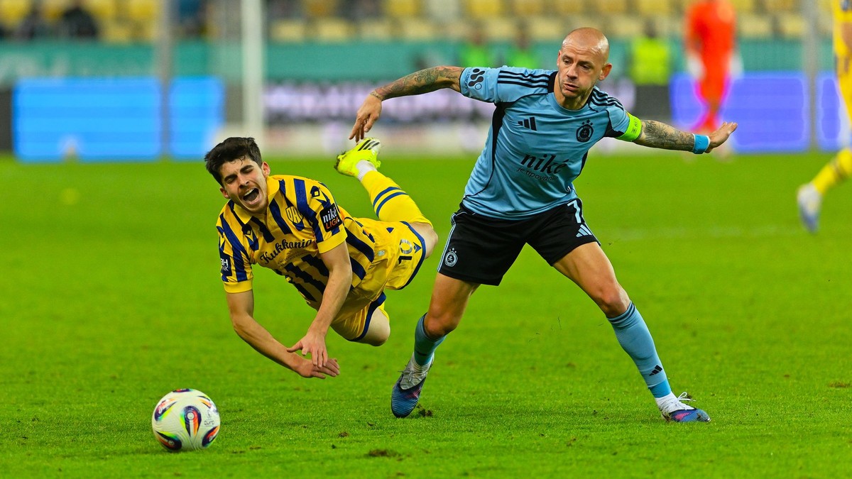 Na snímke futbalista DAC-u Ammar Ramadan  (vľavo) a kapitán Slovana Vladimír Weiss ml. bojujú o loptu