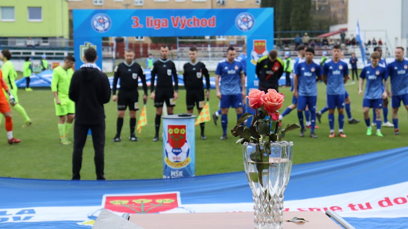 Pred zápasom Stropkov - Fiľakovo hráči obdarovali matky, ženy a priateľky pri príležitosti MDŽ.