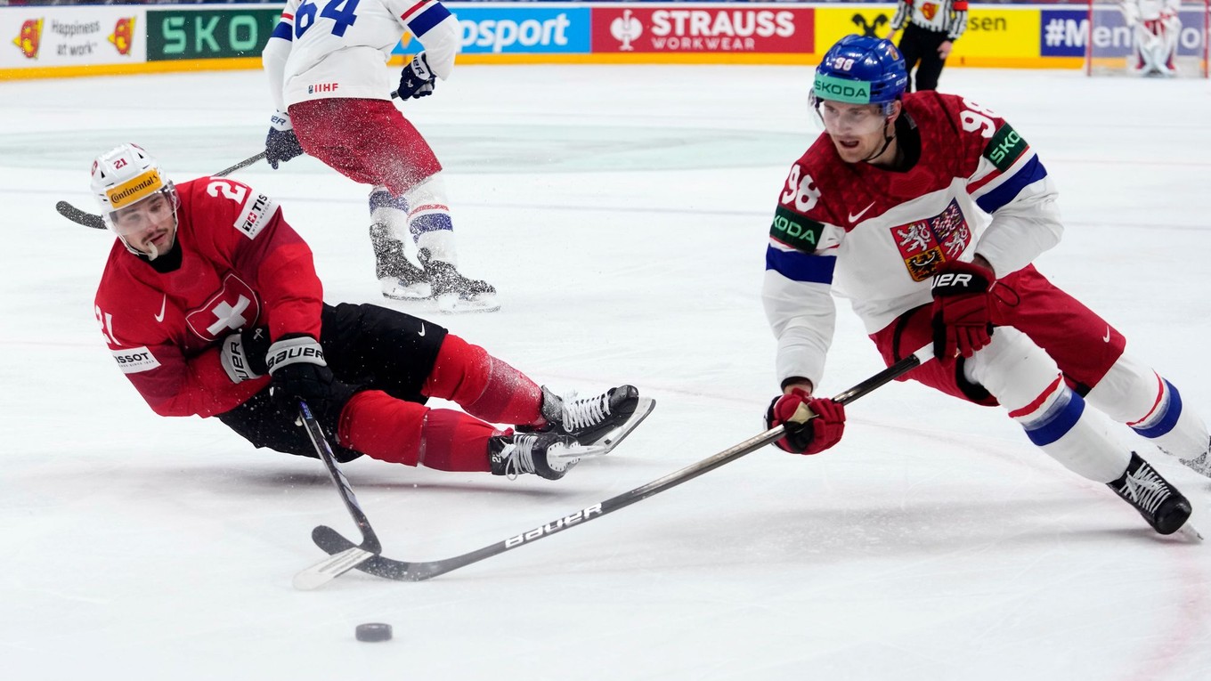 Kevin Fiala (vľavo) a Martin Nečas v zápase Švajčiarsko - Česko vo finále MS v hokeji 2024.