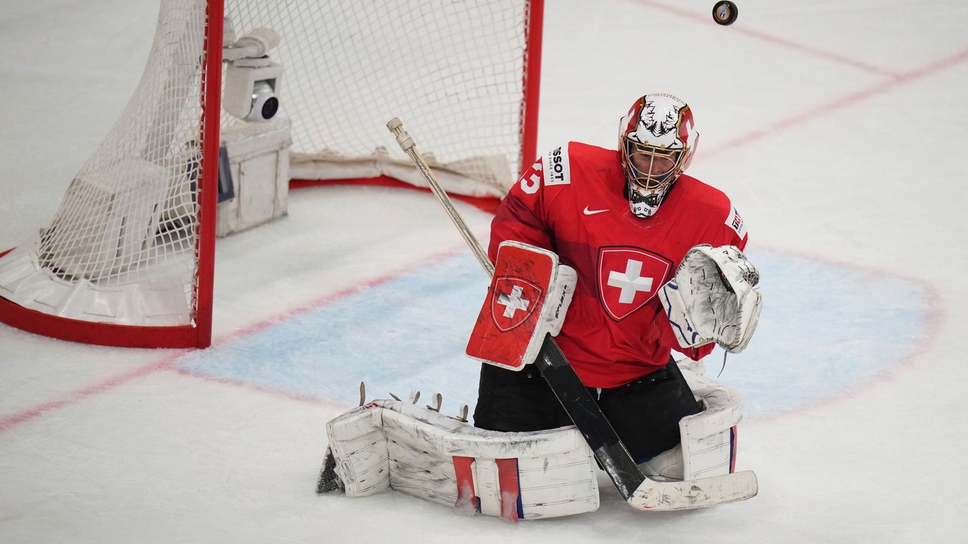 Leonardo Genoni počas zápasu Švajčiarsko - USA vo finále MS v hokeji 2025. 