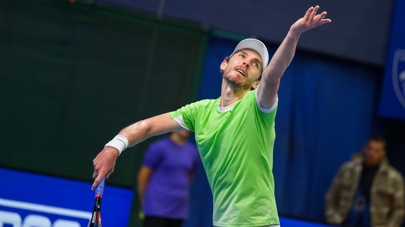 Slovenský tenista Lukáš Klein proti Belgičanovi Raphaelovi Collignonovi v zápase dvojhry 1. kola challengerového turnaja Slovak Open 2025. 