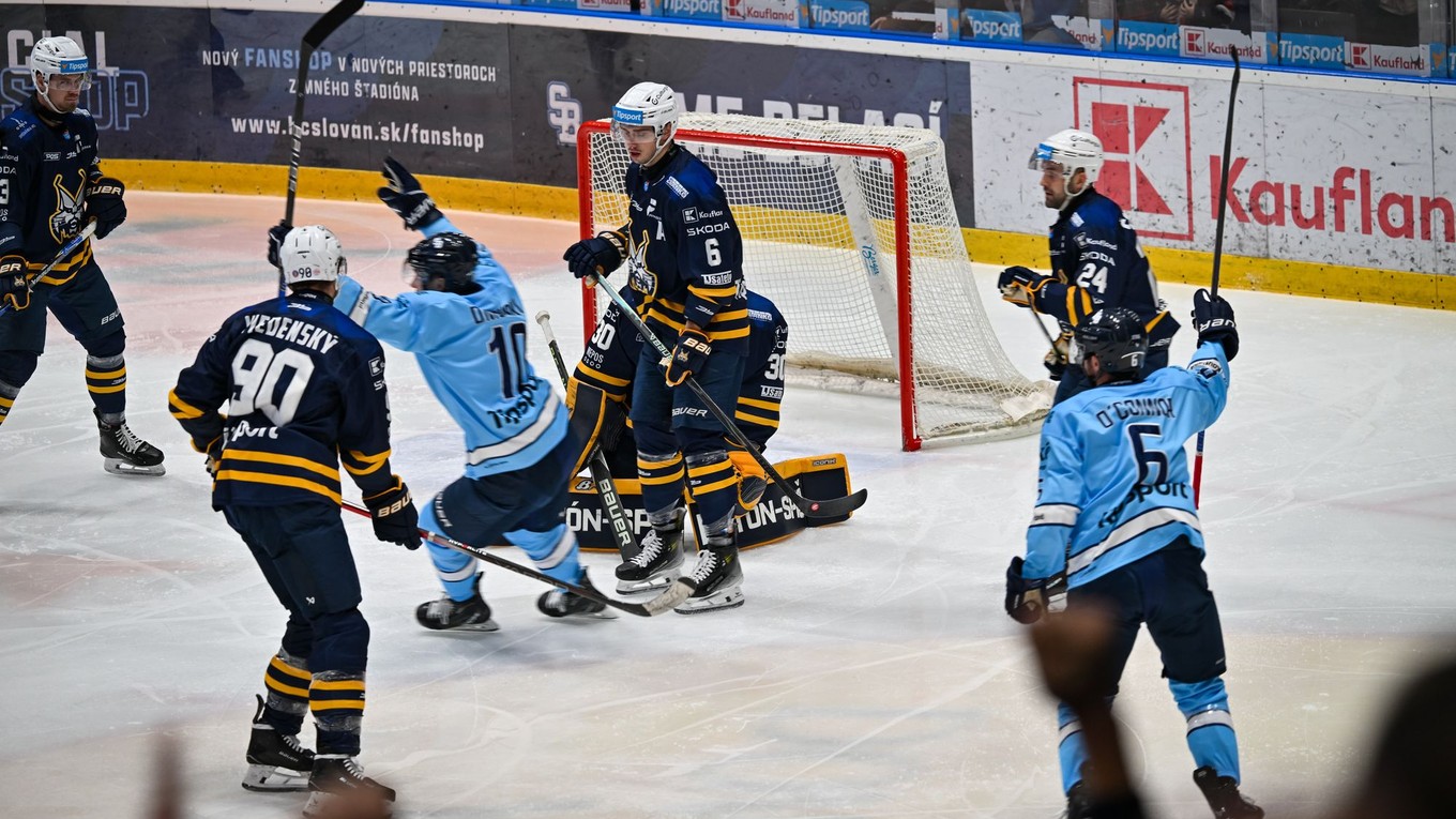 Hráči tímu HC Slovan Bratislava sa radujú po strelení gólu na 1:0 počas zápasu 13. kola hokejovej Tipsport ligy HC Slovan Bratislava - HK Spišská Nová Ves. 