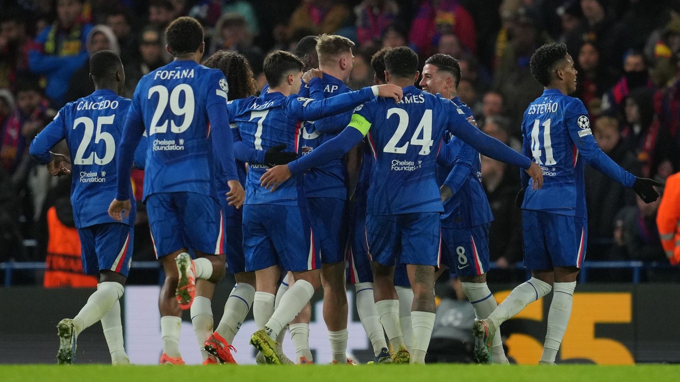 Radosť hráčov Chelsea Londýn po výhre nad FC Barcelonou.