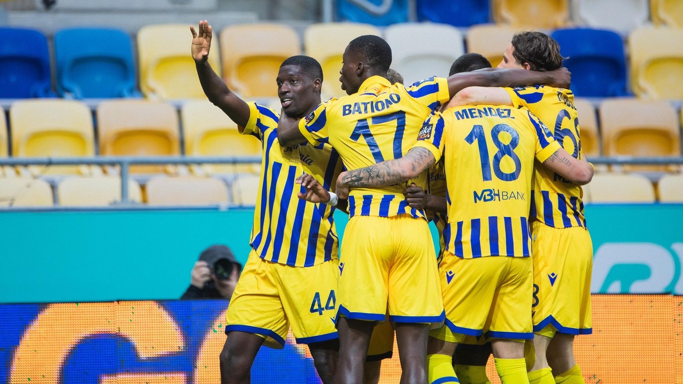 Hráči FC DAC 1904 Dunajská Streda oslavujú gól.