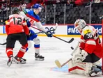 Samuel Honzek v príležitosti pred bránkou Rakúska v zápase na MS v hokeji 2025.