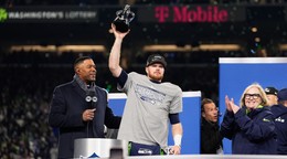 Quarterback tímu Seattle Seahawks Sam Darnold s trofejou pre víťaza konferencie NFC. 