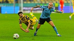 Na snímke futbalista DAC-u Ammar Ramadan (vľavo) a kapitán Slovana Vladimír Weiss ml. bojujú o loptu