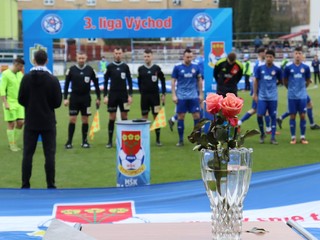 Pred zápasom Stropkov - Fiľakovo hráči obdarovali matky, ženy a priateľky pri príležitosti MDŽ.