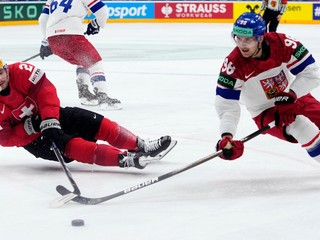 Kevin Fiala (vľavo) a Martin Nečas v zápase Švajčiarsko - Česko vo finále MS v hokeji 2024.