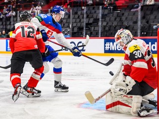 Samuel Honzek v príležitosti pred bránkou Rakúska v zápase na MS v hokeji 2025.