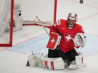 Leonardo Genoni počas zápasu Švajčiarsko - USA vo finále MS v hokeji 2025. 