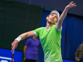 Slovenský tenista Lukáš Klein proti Belgičanovi Raphaelovi Collignonovi v zápase dvojhry 1. kola challengerového turnaja Slovak Open 2025. 