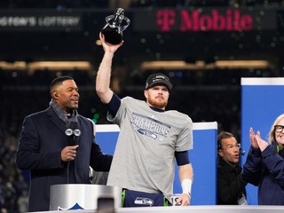 Quarterback tímu Seattle Seahawks Sam Darnold s trofejou pre víťaza konferencie NFC. 