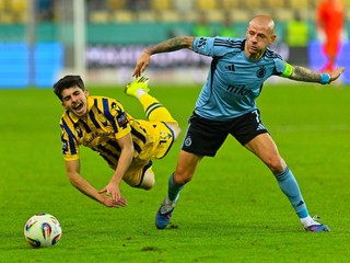 Na snímke futbalista DAC-u Ammar Ramadan (vľavo) a kapitán Slovana Vladimír Weiss ml. bojujú o loptu