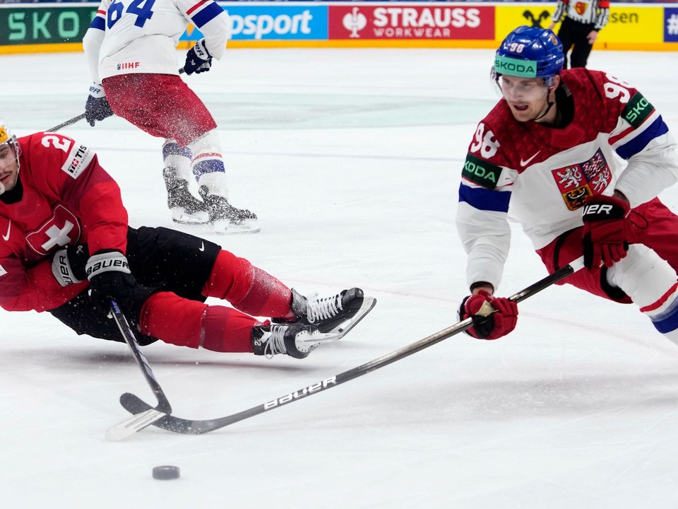 Kevin Fiala (vľavo) a Martin Nečas v zápase Švajčiarsko - Česko vo finále MS v hokeji 2024.