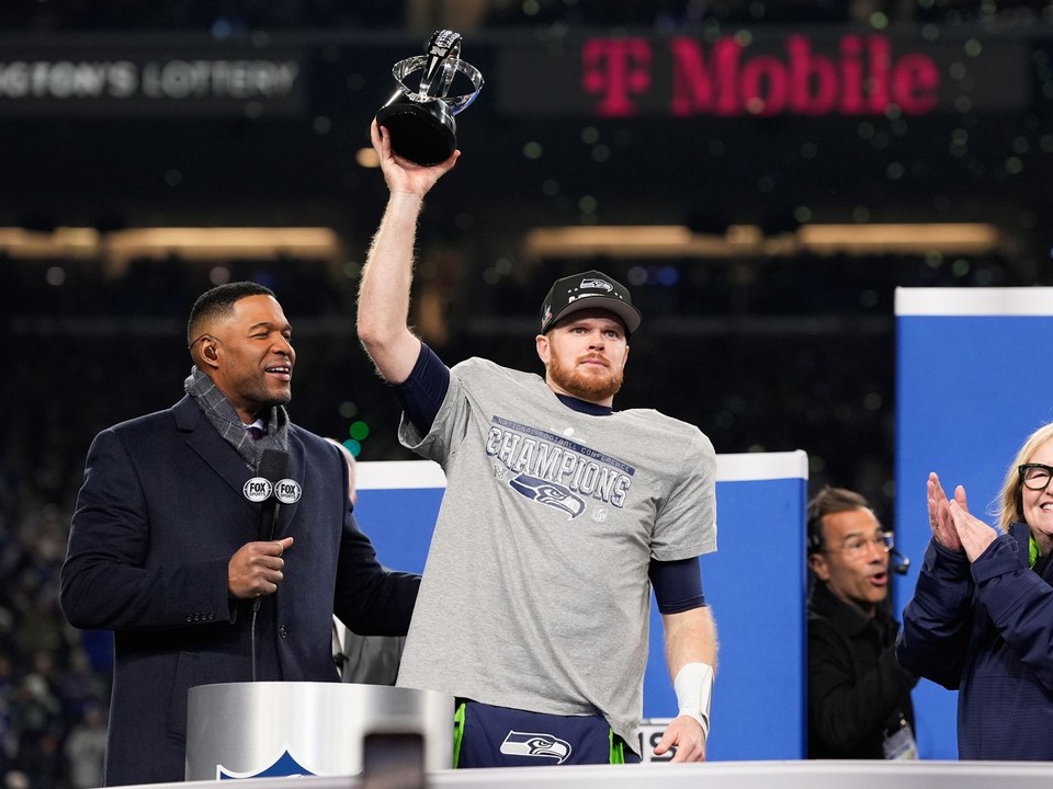 Quarterback tímu Seattle Seahawks Sam Darnold s trofejou pre víťaza konferencie NFC. 