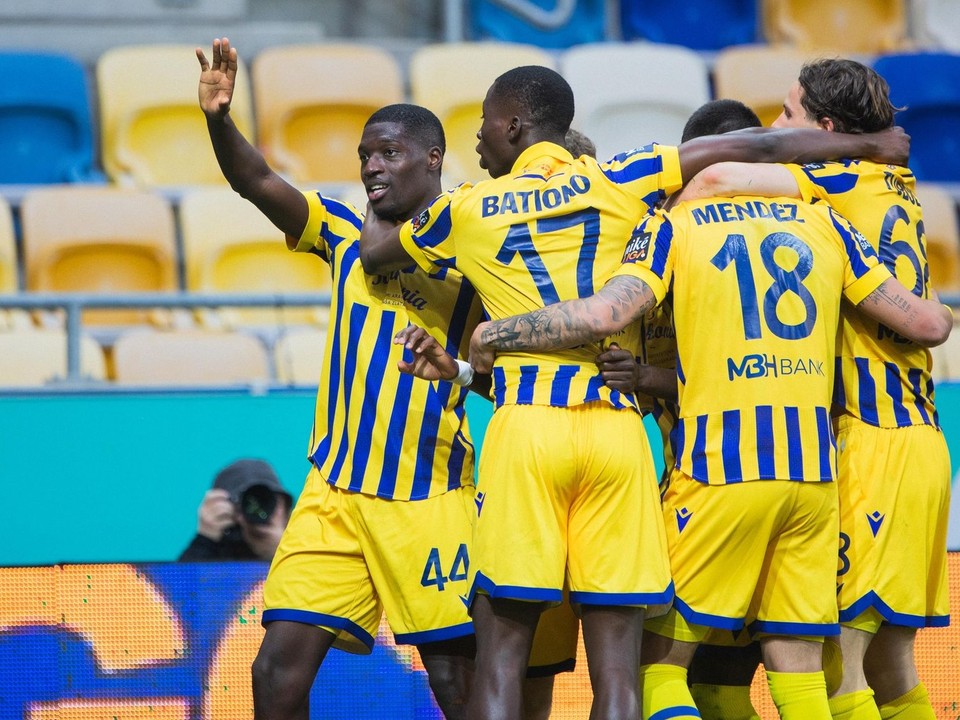 Hráči FC DAC 1904 Dunajská Streda oslavujú gól.