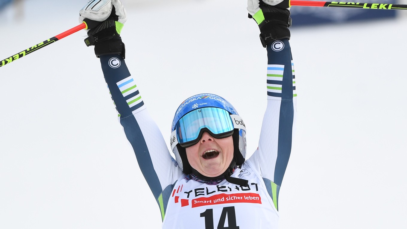 Slovinská lyžiarka Meta Hrovatová sa teší v cieli 2. kola obrovského slalomu Svetového pohára v slovinskej Kranjskej Gore